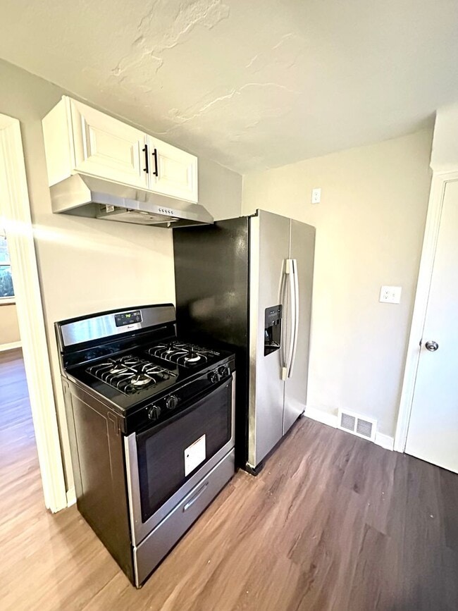 Building Photo - Fully Updated 3 Bedroom in Penn Hills - Off-Street Parking, Covered Porch - Available Now!