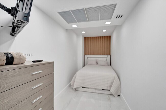 Building Photo - 4001S S Ocean Dr