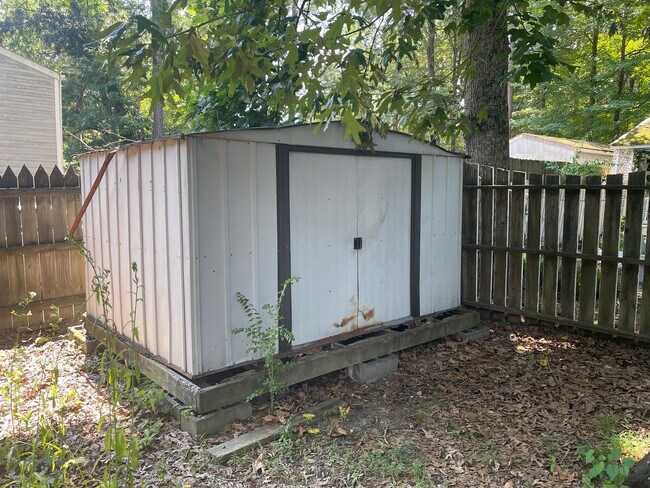 Building Photo - Updated Tri-Level home with solar panels!
