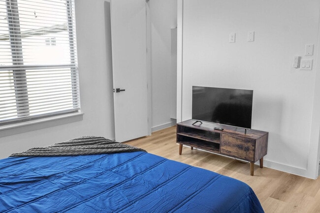 Building Photo - 6740 Peerless St