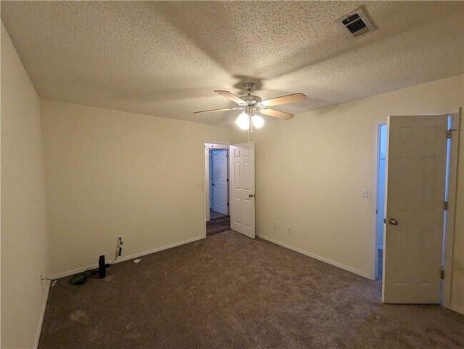 Building Photo - 3053 Setter St
