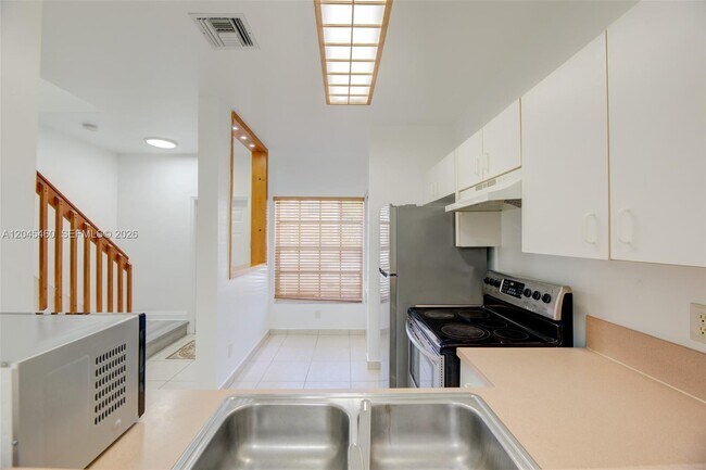 Building Photo - 728 SW 122nd Ave