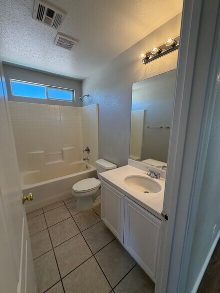 Building Photo - 9521 Grand Fir Ct