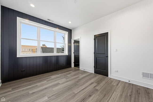 Building Photo - 3902 S Lake Park Ave