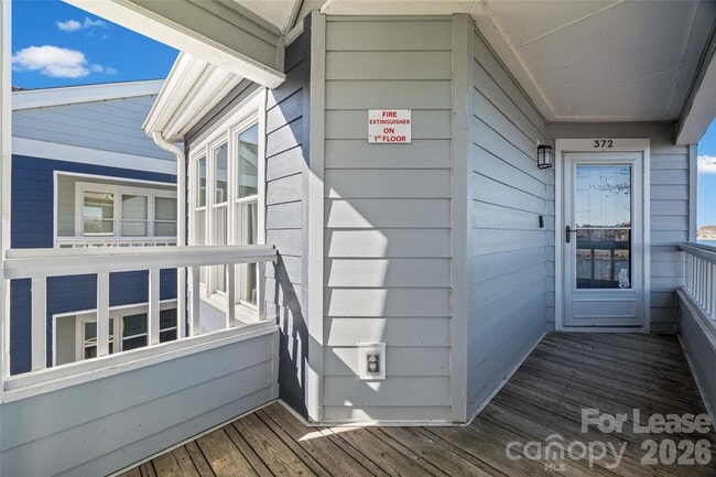 Building Photo - 372 Northwest Dr