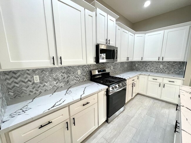 Building Photo - Beautiful 3 Bedroom Home on Desert Lakes Golf Course!