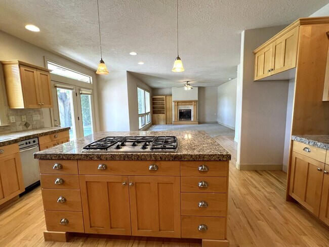 Building Photo - Beautiful 4 bed 3.5 bath home in Eagle jus...
