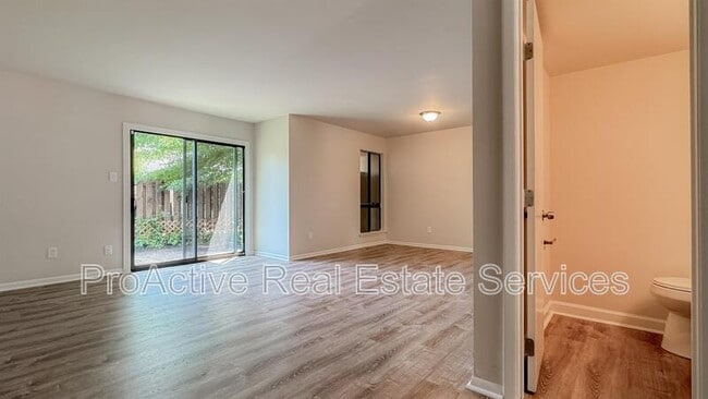 Building Photo - 1373 E Tanners Creek Dr