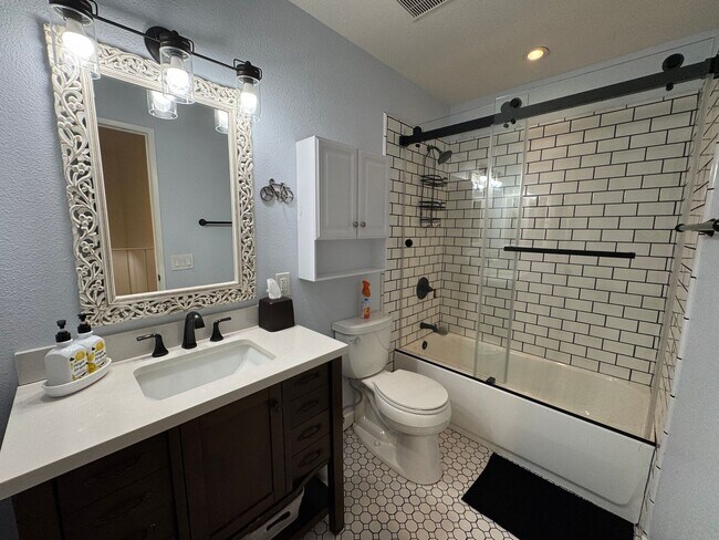 Building Photo - Light-Filled 3-Bedroom Home in Desirable Agoura Hills Community