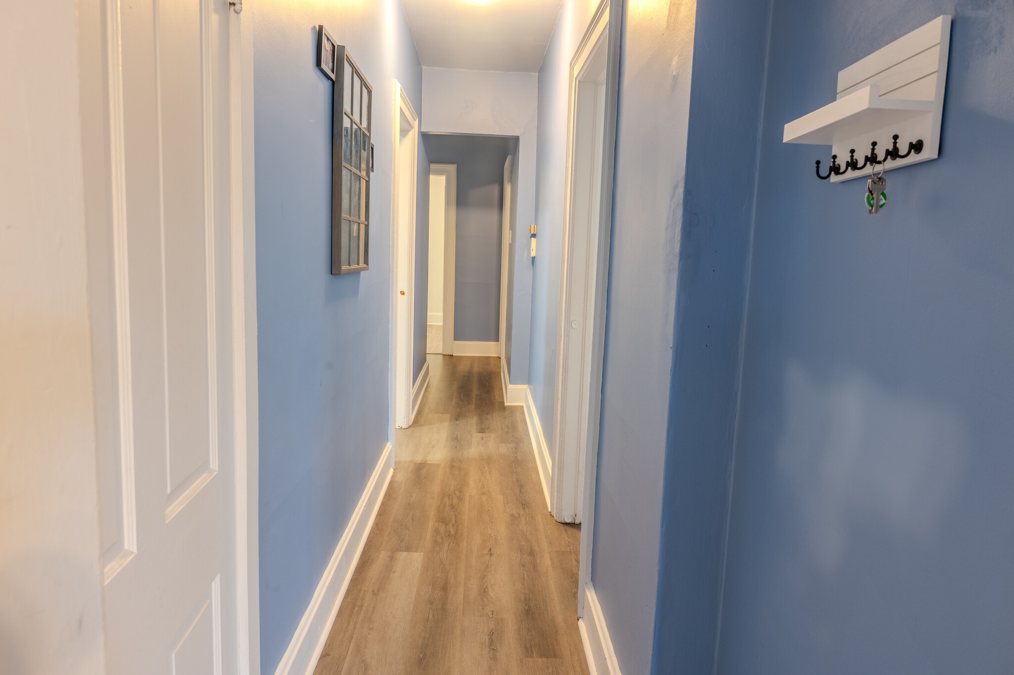 Spacious entrance and hallway. - 1534 N Marshall St