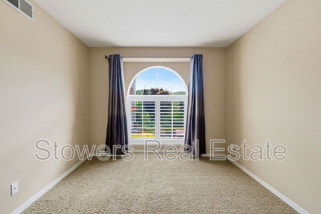 Building Photo - 350 Bellflower Dr