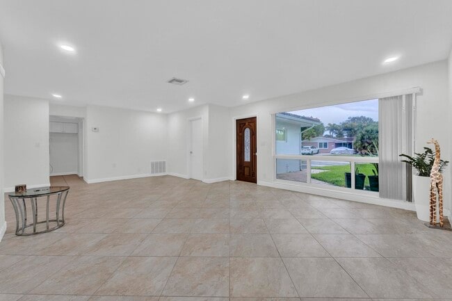 Building Photo - 5921 NE 15th Ave