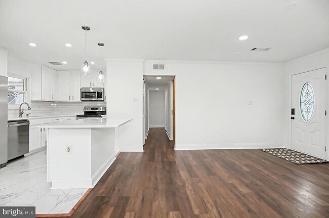 Building Photo - 312 E Gordon St