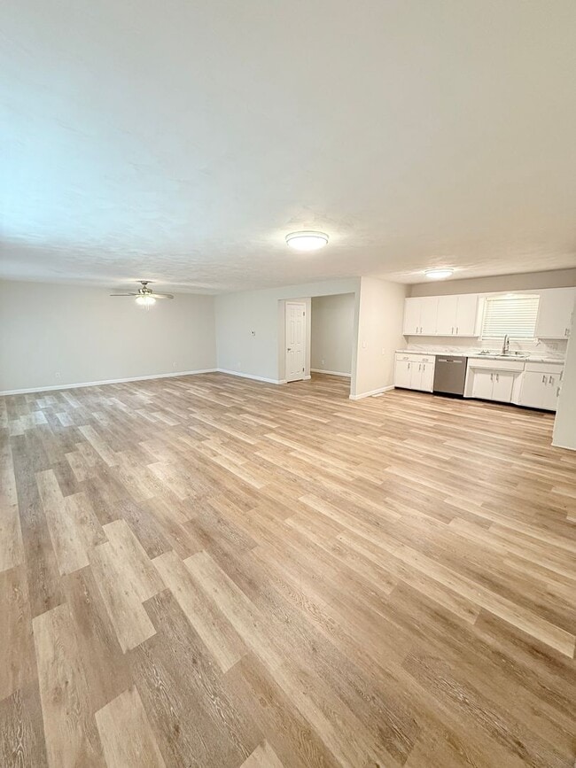 Building Photo - Ultra Open Floor Plan - Lots of New - Walk...