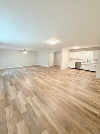Building Photo - Ultra Open Floor Plan - Lots of New - Walk...