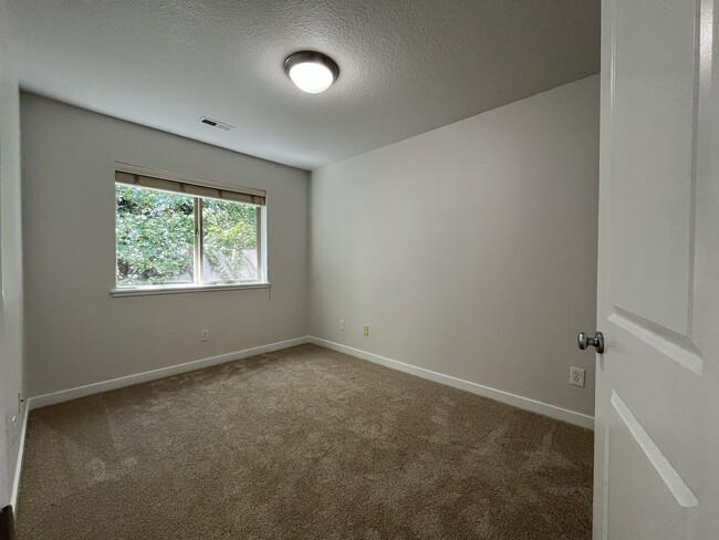 Building Photo - Beautifully Updated Bethany Townhome with Private Backyard and Modern Finishes
