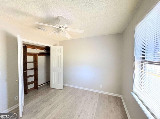 Building Photo - 142 Woodvalley Ct
