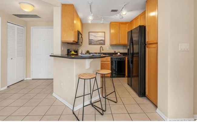 Building Photo - Fantastic Penthouse Unit Downtown Marina D...