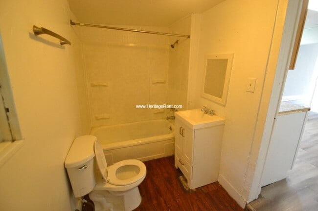 Building Photo - Latonia Home with off Street Parking and L...