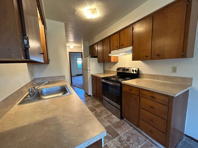 Building Photo - 2 Bed/1Bath UPSTAIRS Apartment with Balcon...