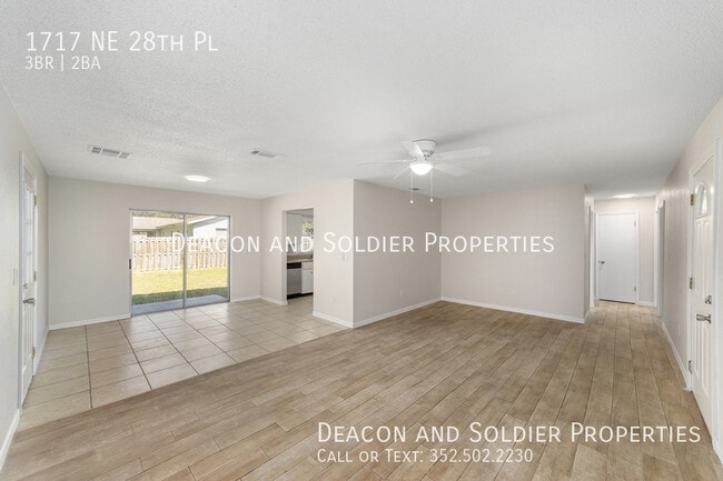 Building Photo - 1717 NE 28th Pl