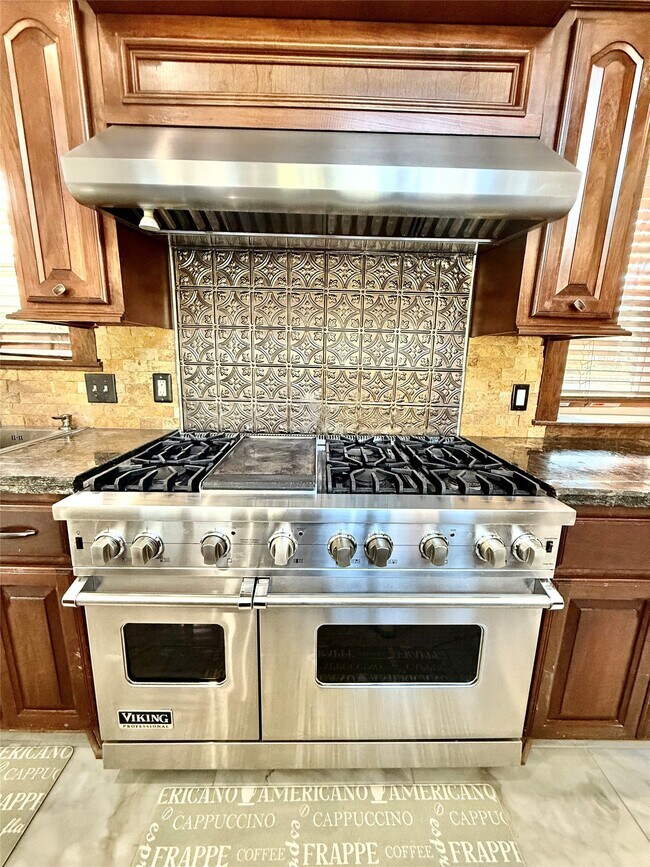 Building Photo - 2502 Lake Gardens Ct