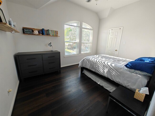 Building Photo - 5902 Mettler Ln