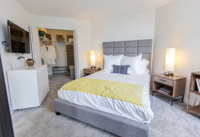 Building Photo - 2645 N Clark St