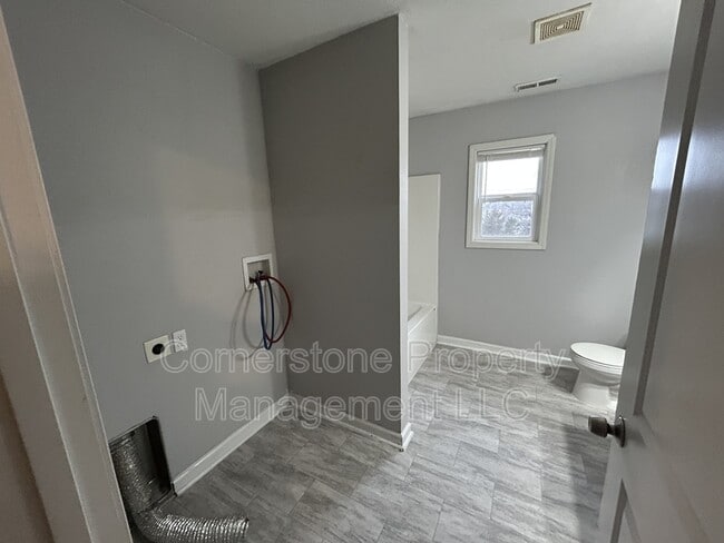 Building Photo - 8290 Center Dr