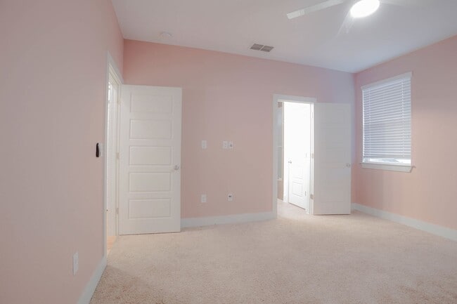 Building Photo - 3 Bed / 2.5 Bath Home | Garage, Laundry Room & Stainless Appliances