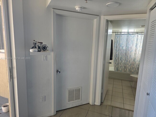 Building Photo - 102 SW 6th Ave