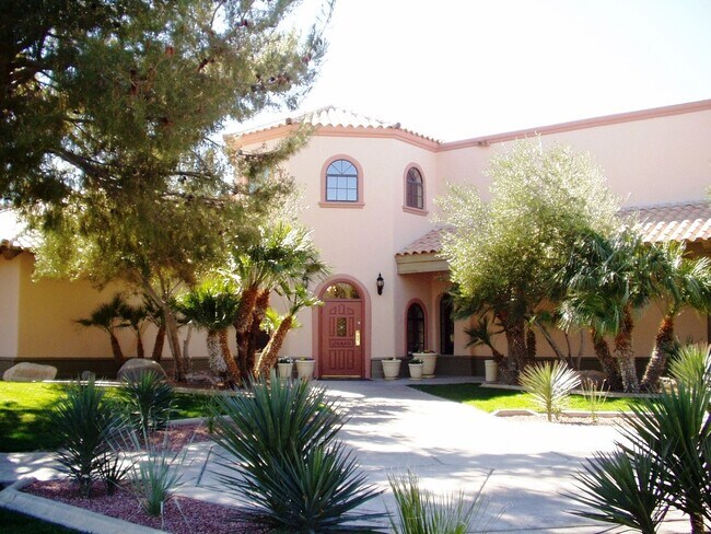 Building Photo - 2 BEDROOM 2 BATH IN NORTHWEST DOUBLE GATED GOLF COURSE COMMUNITY!