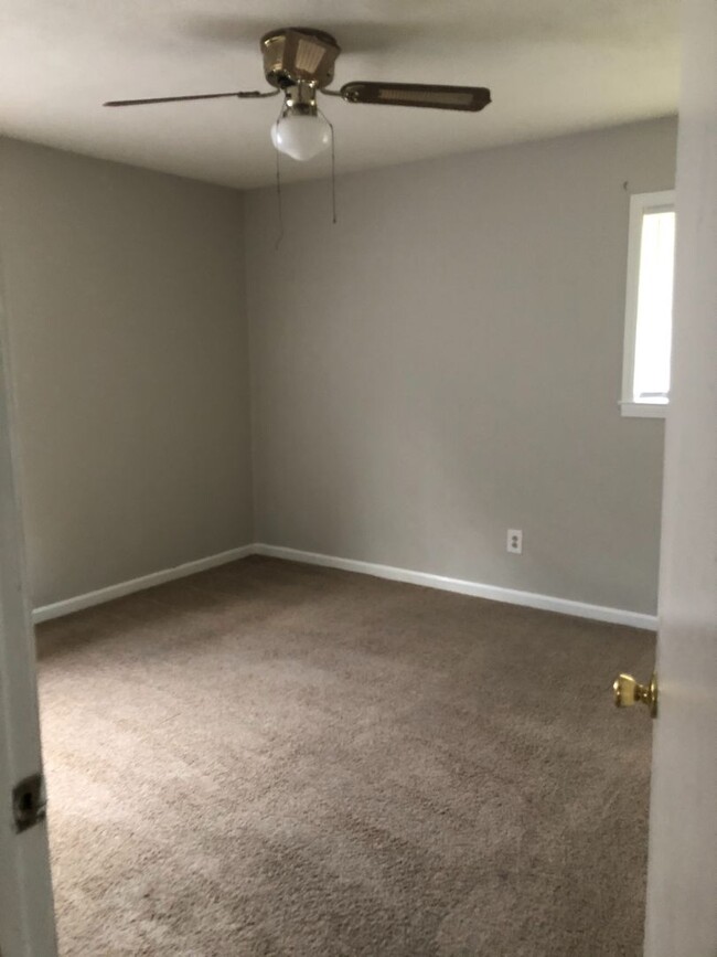 Building Photo - 4 Bedroom/2.5 Bath home in Daleville!