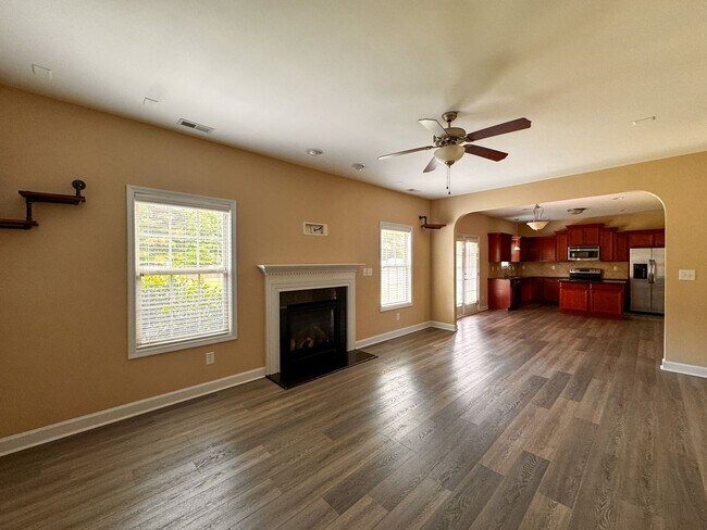 Building Photo - Well-Maintained 4 Bed 2.5 Bath Home in Westgate
