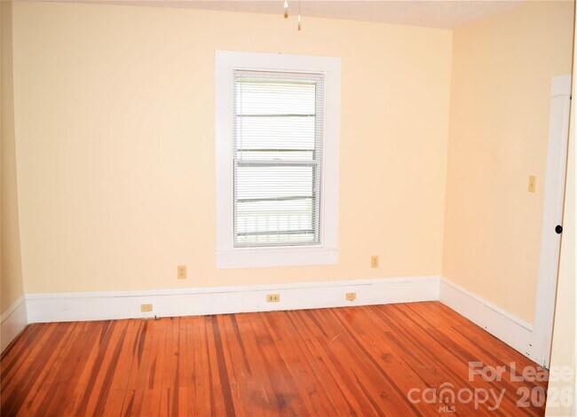 Building Photo - 223 Maple St