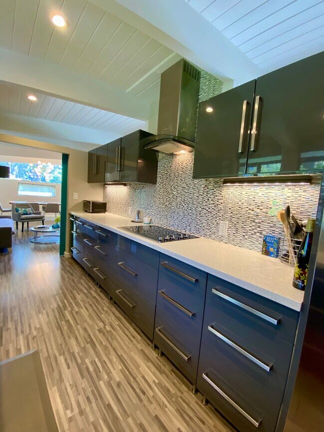 Building Photo - Modernized Eichler Masterpiece