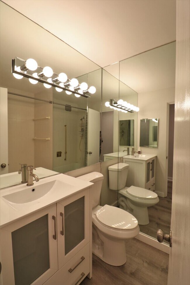 Building Photo - Gorgeous 3 Bedroom Queen Anne Apartment wi...