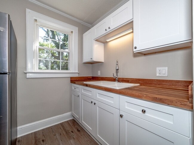 Building Photo - NEWLY RENOVATED 2 BEDROOM 1 BATH APARTMENT IN PRIME DOWNTOWN LOCATION!