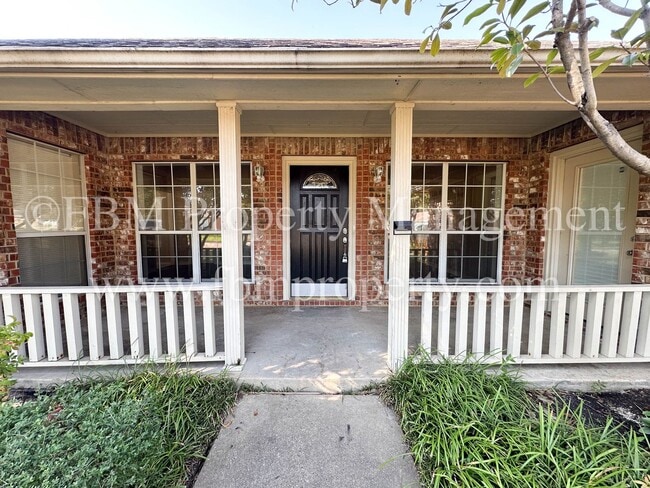 Building Photo - 803 Lakeway Dr