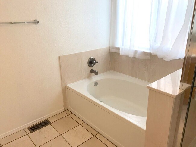 Building Photo - Spacious 4 bedroom Northern Meadows Home with Refriderated Air!
