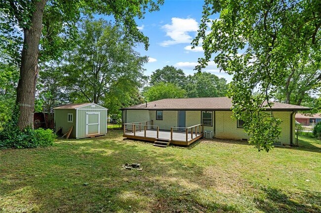 Building Photo - 1824 Atherton Dr