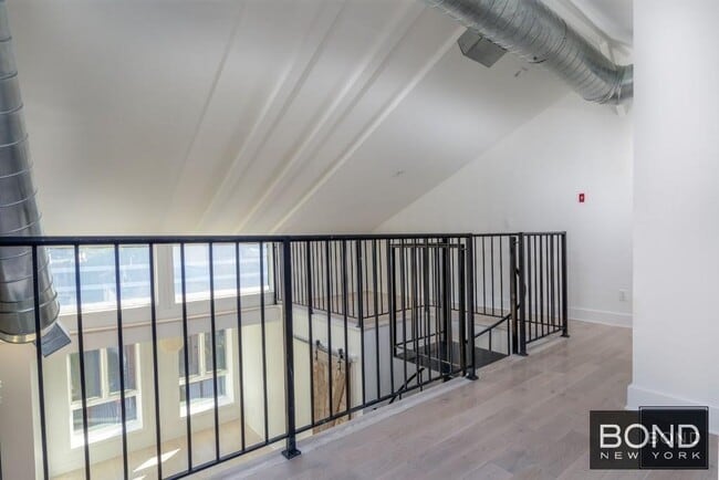 Building Photo - Amazing 2 Bedroom in the Heart of Astoria!