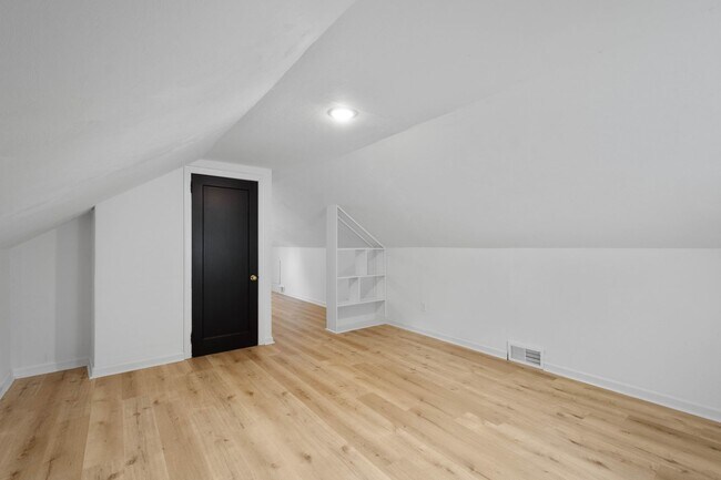 Building Photo - MOVE IN TODAY! DON'T MISS THIS NEWLY RENOV...
