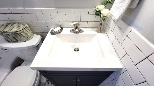 Building Photo - Clean 4 Bedroom Ready For Rent