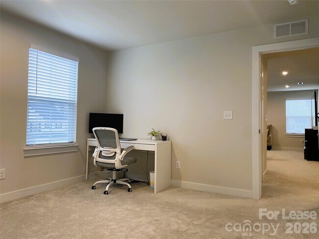 Building Photo - 3163 Streamside Dr