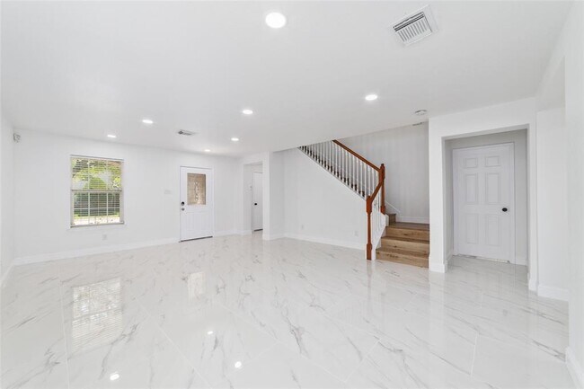 Building Photo - 13106 Cres Manor Ln