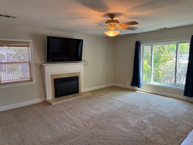 Building Photo - Pleasant Living in Pleasant Hill
