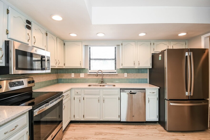 Building Photo - 7152 Holiday Hill Ct