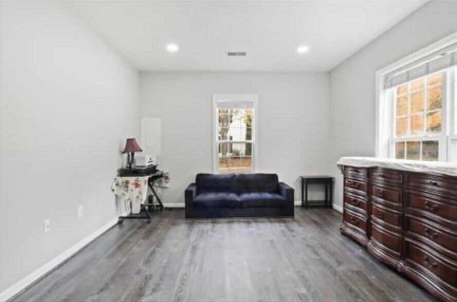 Building Photo - 2552 Sandbourne Ln