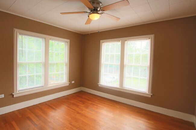 Building Photo - 130/130 1/2 Rowland Pl